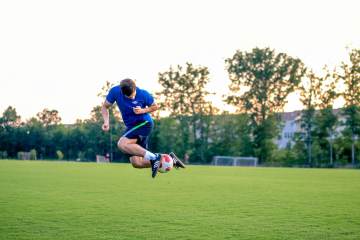 还了4年前那球？富安健洋射门遭达门在门线上极限化解｜BWIN必赢官网（配图示意）