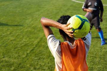 葡萄牙队内讧爆发！C罗怒怼门将、甩队友提前离场，全队无人喂球太扎心（配图示意）